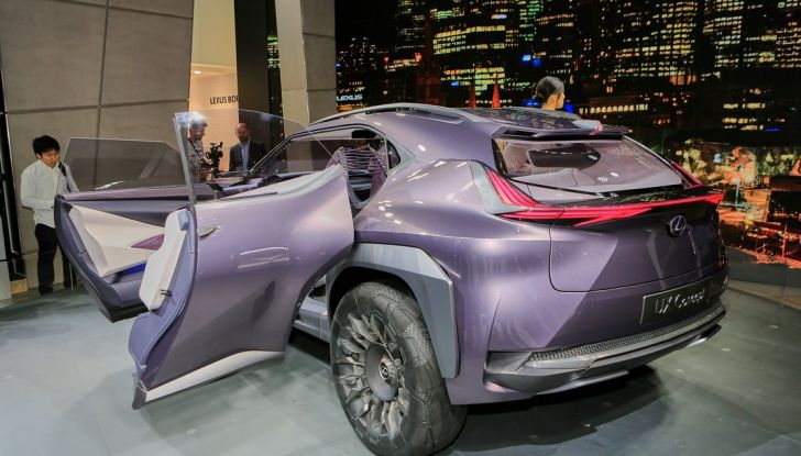 Lexus UX Concept: linee estreme ed ologrammi a Parigi 2016 - Foto 14 di 18