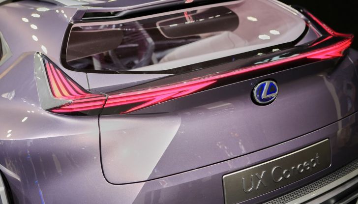 Lexus UX Concept: linee estreme ed ologrammi a Parigi 2016 - Foto 15 di 18