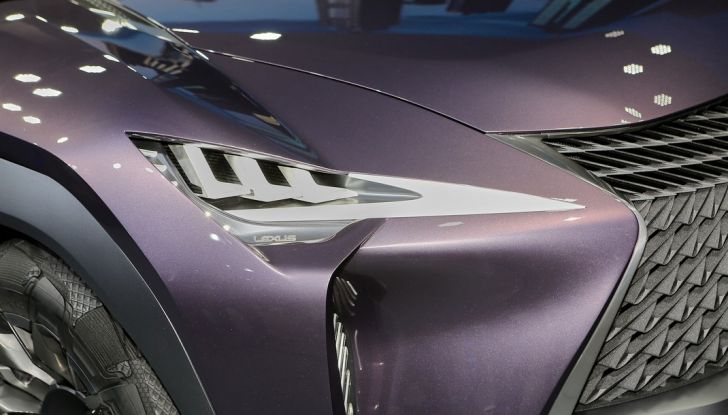 Lexus UX Concept: linee estreme ed ologrammi a Parigi 2016 - Foto 7 di 18
