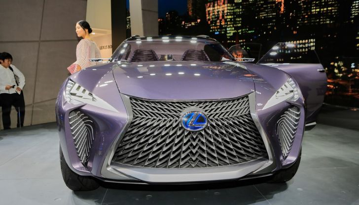 Lexus UX Concept: linee estreme ed ologrammi a Parigi 2016 - Foto 9 di 18
