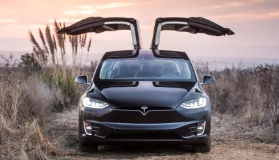 Musk: “da oggi Tesla offre la guida autonoma completa su tutte le auto”