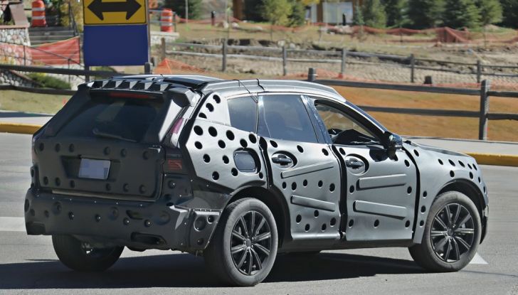 Volvo XC60, nuove foto spia del SUV svedese - Foto 2 di 15