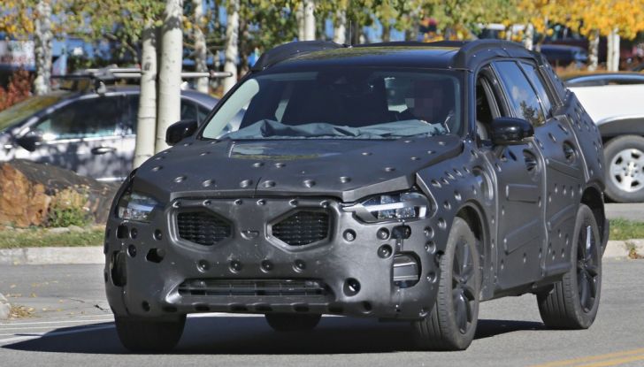 Volvo XC60, nuove foto spia del SUV svedese - Foto 1 di 15