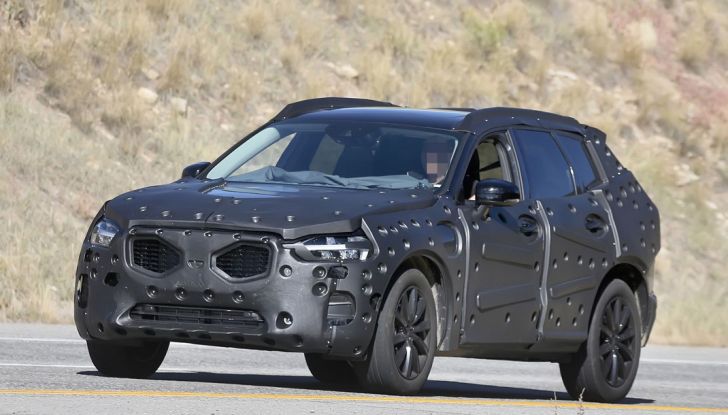 Volvo XC60, nuove foto spia del SUV svedese - Foto 12 di 15
