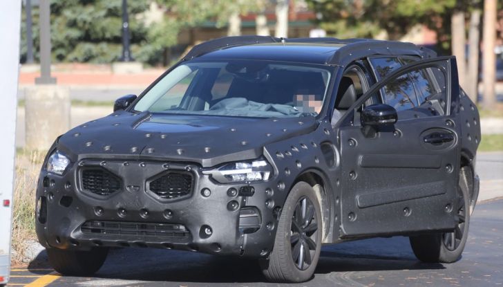 Volvo XC60, nuove foto spia del SUV svedese - Foto 4 di 15