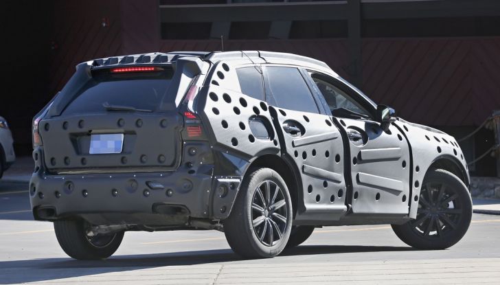 Volvo XC60, nuove foto spia del SUV svedese - Foto 10 di 15