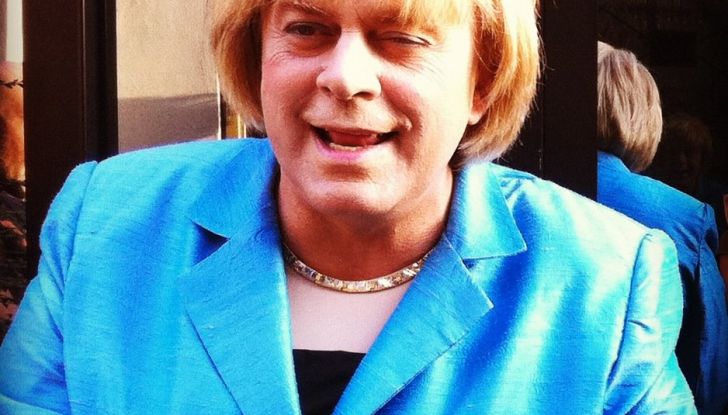 Maurizio Crozza sorpreso da CHI a bordo di una potente Audi R8 V10 Coupè - Foto 8 di 11