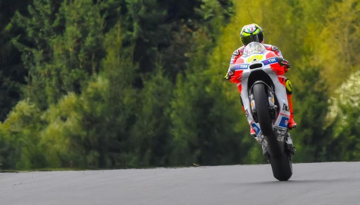 MotoGP 2016, Valencia: pole a Lorenzo, Rossi partirà dalla terza posizione - Foto 10 di 19