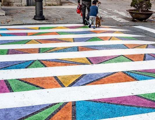 A Madrid le strisce pedonali diventano colorate opere d’arte - Foto 12 di 12