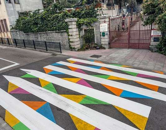 A Madrid le strisce pedonali diventano colorate opere d’arte - Foto 10 di 12