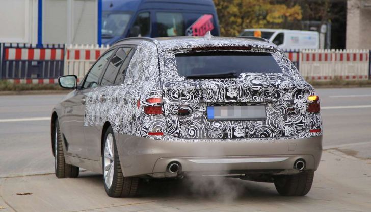 bmw 5 series touring nuove foto spia con minori camuffature 7