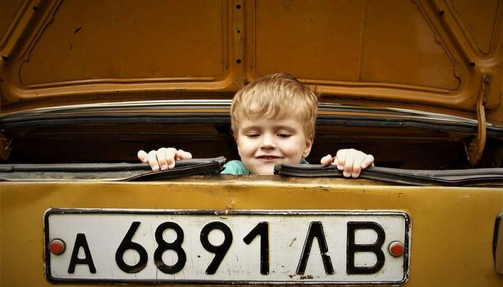 Come trasportare i bambini in auto in sicurezza e nel rispetto della legge - Foto 1 di 11