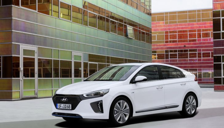 Hyundai Ioniq, ibrida, 3/4 laterale anteriore.