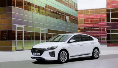 Precedenza alle auto elettriche al semaforo, allo studio la nuova misura anti-smog