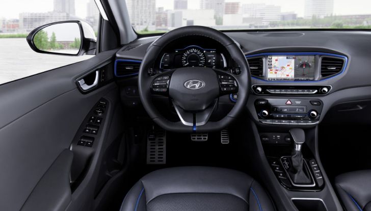 Hyundai Ioniq hybrid interno, postazione di guida.