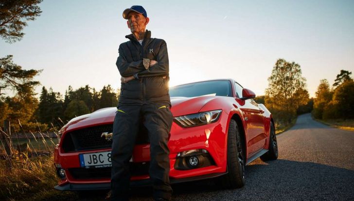 Ford Mustang V8 5.0, che un uomo si regala per i suoi 97 anni in Svezia.