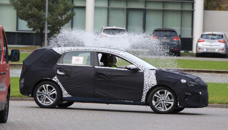 Kia Ceed 2017, prime immagini spia della nuova generazione - Foto 2 di 16
