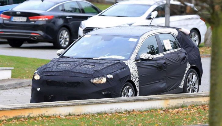 Kia Ceed 2017, prime immagini spia della nuova generazione - Foto 11 di 16