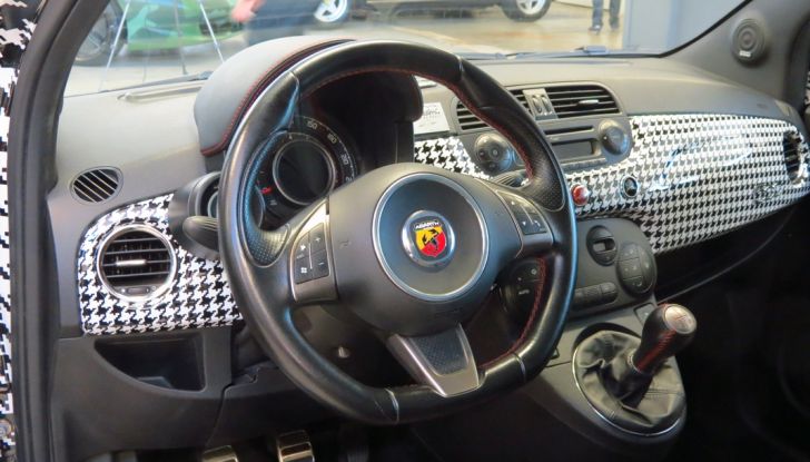 lapo elkann vende la fiat 500 pied de poule guida