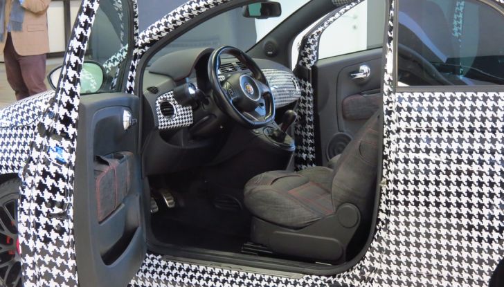 lapo elkann vende la fiat 500 pied de poule interno