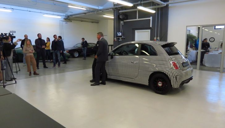 Lapo elkann vende la fiat 500 pied de poule e non solo 38