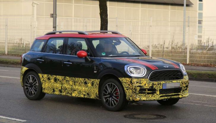 MINI Countryman John Cooper Works, foto spia con meno camuffature - Foto 7 di 7