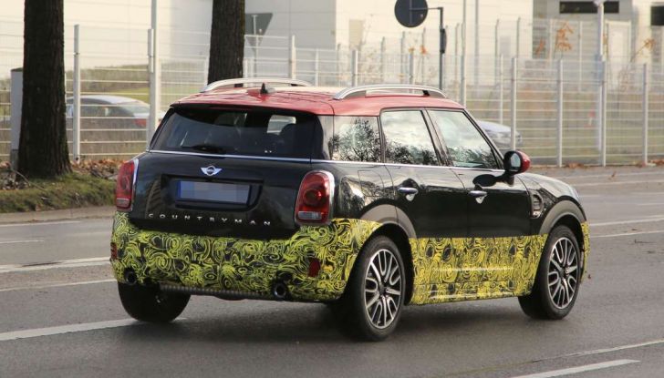MINI Countryman John Cooper Works, foto spia con meno camuffature - Foto 4 di 7