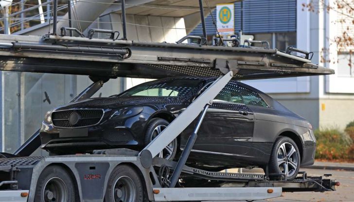 Nuova Mercedes Classe E Coupé, foto spia della versione quasi definitiva - Foto 4 di 22