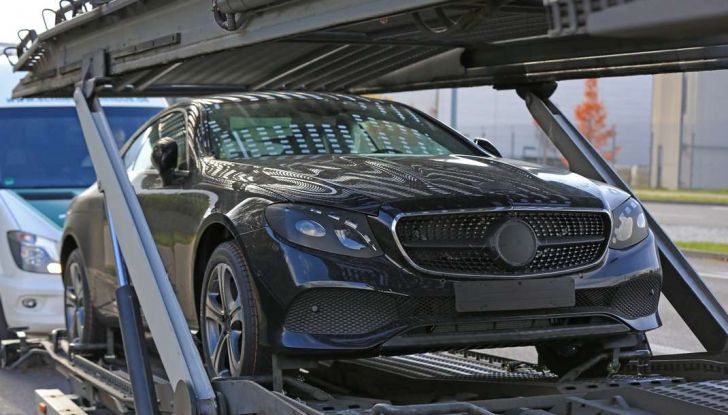 Nuova Mercedes Classe E Coupé, foto spia della versione quasi definitiva - Foto 3 di 22