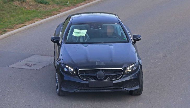 Nuova Mercedes Classe E Coupé, foto spia della versione quasi definitiva - Foto 13 di 22