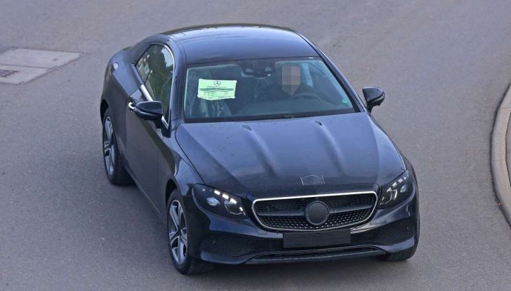 Nuova Mercedes Classe E Coupé, foto spia della versione quasi definitiva - Foto 14 di 22