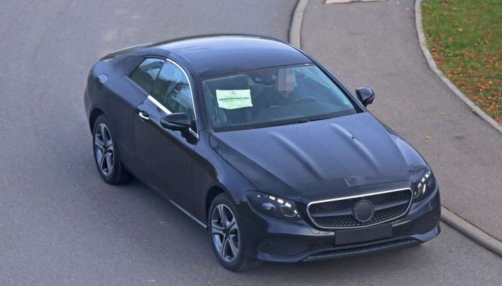 Nuova Mercedes Classe E Coupé, foto spia della versione quasi definitiva - Foto 15 di 22