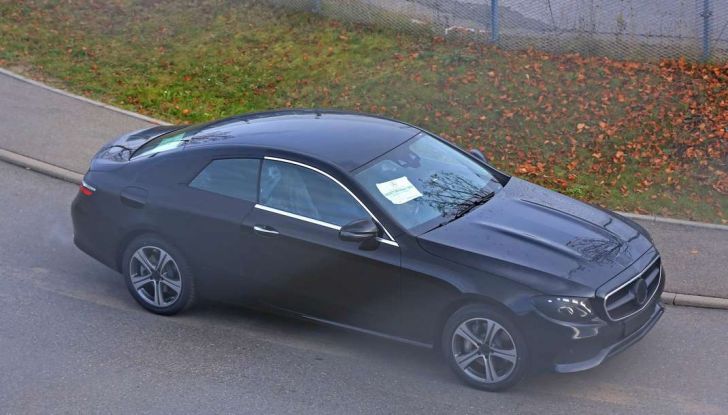 Nuova Mercedes Classe E Coupé, foto spia della versione quasi definitiva - Foto 16 di 22