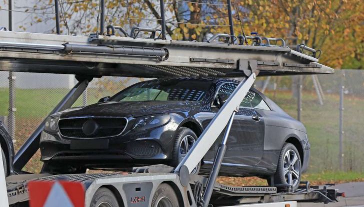 Nuova Mercedes Classe E Coupé, foto spia della versione quasi definitiva - Foto 5 di 22