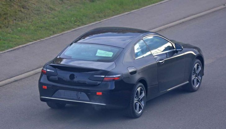 Nuova Mercedes Classe E Coupé, foto spia della versione quasi definitiva - Foto 21 di 22