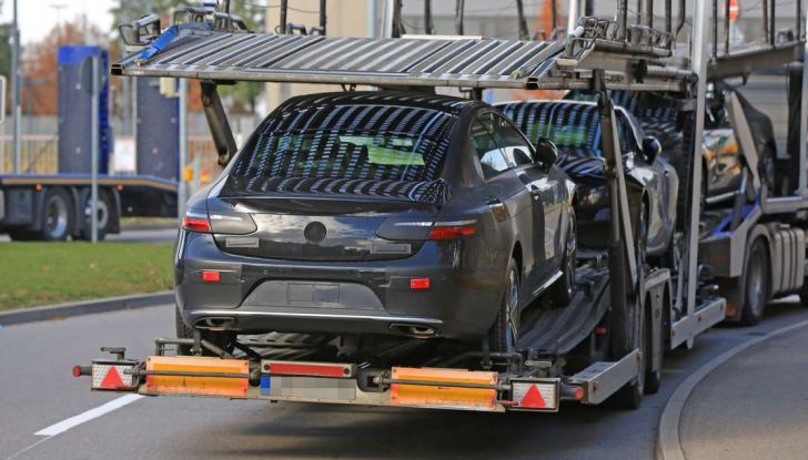 Nuova Mercedes Classe E Coupé, foto spia della versione quasi definitiva - Foto 7 di 22