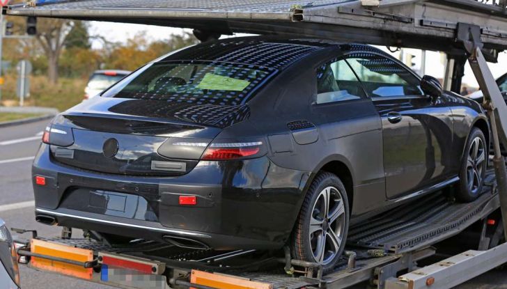 Nuova Mercedes Classe E Coupé, foto spia della versione quasi definitiva - Foto 9 di 22