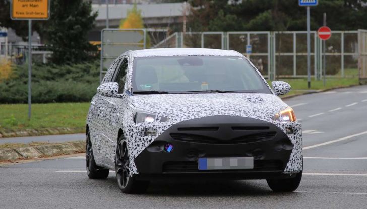 Opel Corsa 5 porte, prime foto spia dei test su strada - Foto 3 di 19