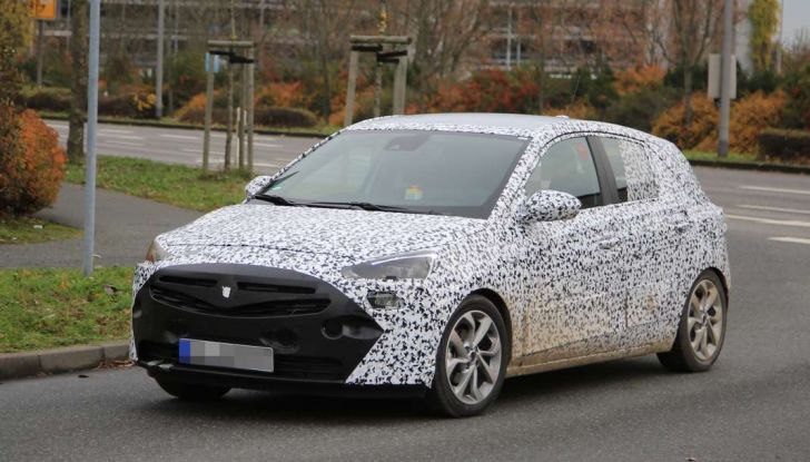 Opel Corsa 5 porte, prime foto spia dei test su strada - Foto 1 di 19