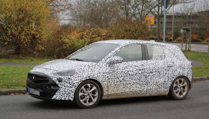 Opel Corsa 5 porte, prime foto spia dei test su strada - Foto 8 di 19