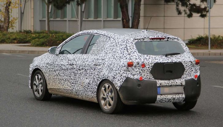 Opel Corsa 5 porte, prime foto spia dei test su strada - Foto 10 di 19