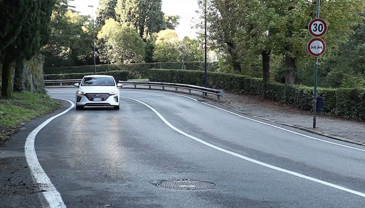 Hyundai Ioniq Hybrid 2016: la nostra prova su strada - Foto 4 di 31