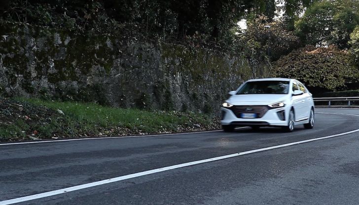 Hyundai Ioniq Hybrid 2016: la nostra prova su strada - Foto 7 di 31