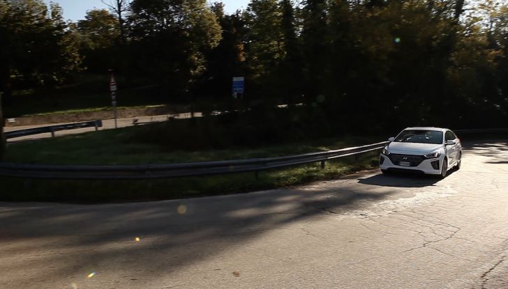 Hyundai Ioniq Hybrid 2016: la nostra prova su strada - Foto 12 di 31