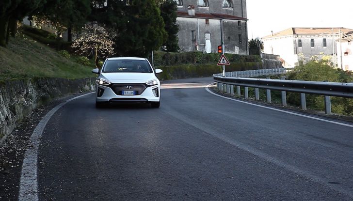 Hyundai Ioniq Hybrid 2016: la nostra prova su strada - Foto 16 di 31