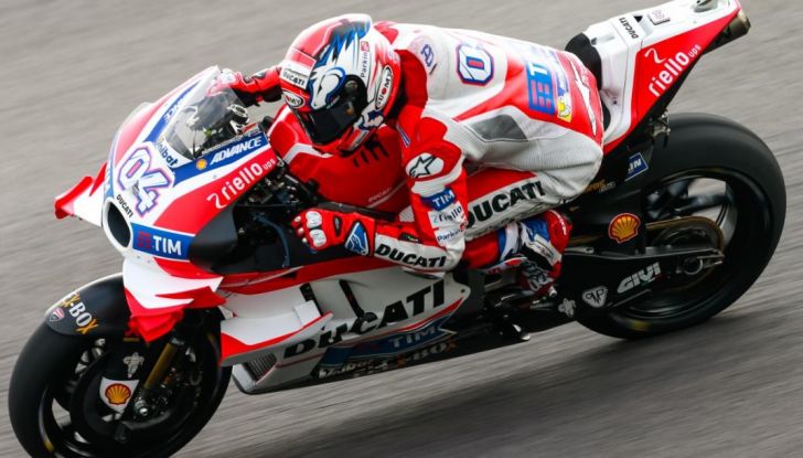 MotoGP 2016, Valencia: pole a Lorenzo, Rossi partirà dalla terza posizione - Foto 3 di 19