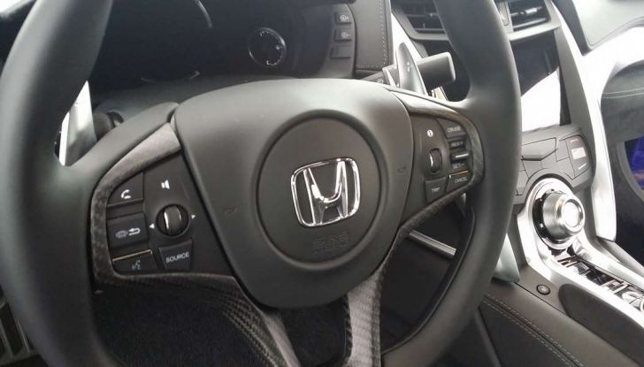 Nuova Honda NSX 2017, volante.