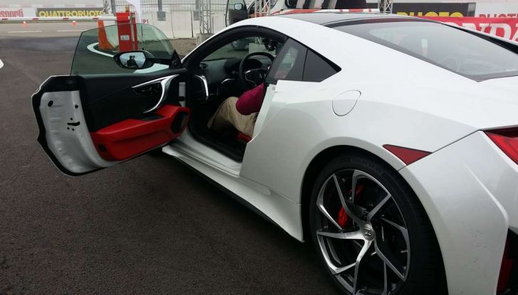 Nuova Honda NSX 2017, apertura porta anteriore sinistra