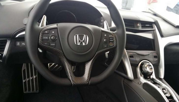 Nuova Honda NSX 2017, postazione di guida.