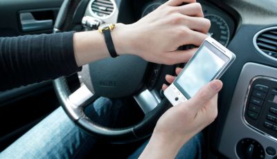 Utilizzo del telefono in auto: normativa e sanzioni previste